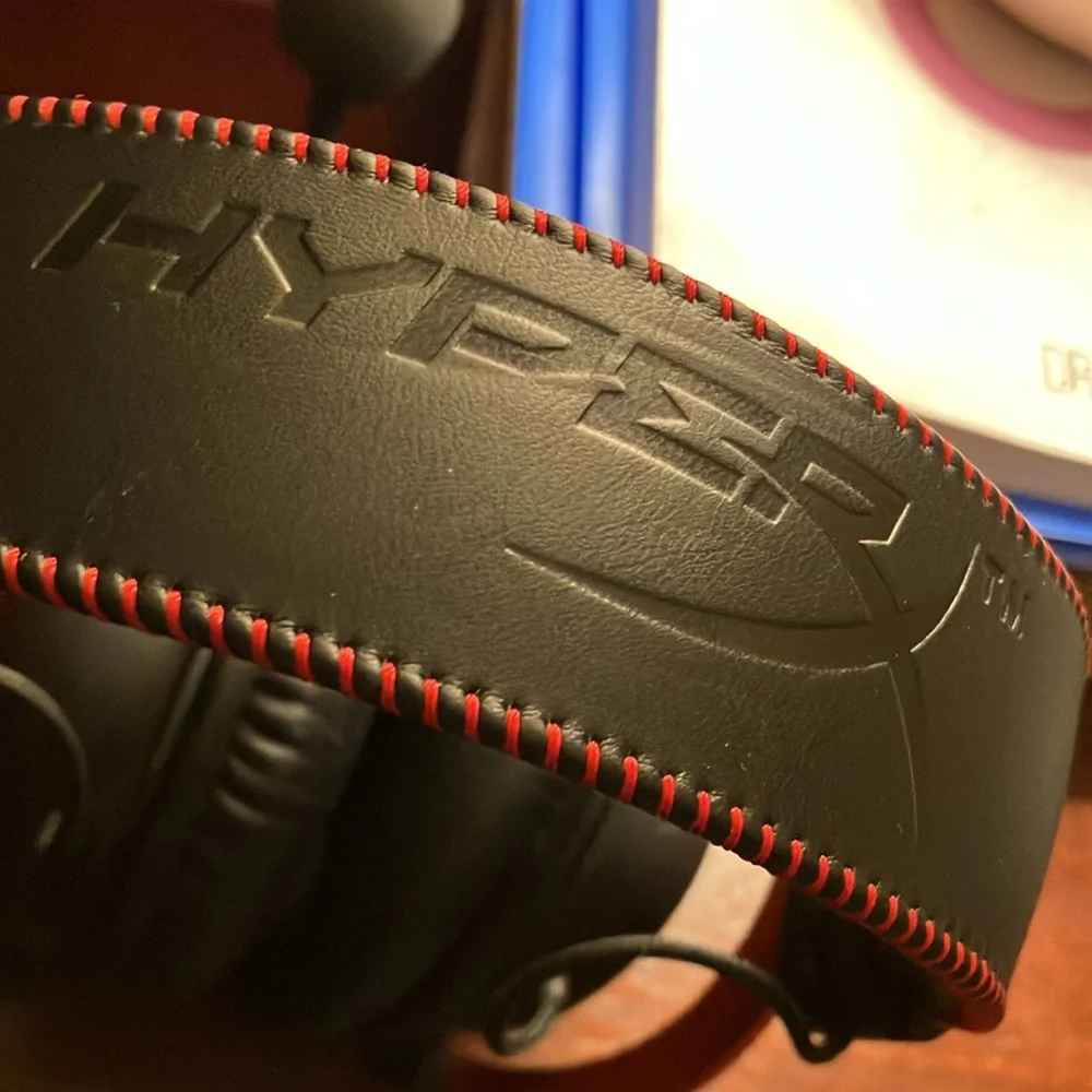 Hyper gaming headset with detachable mic